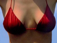 Seno in reggiseno rosso