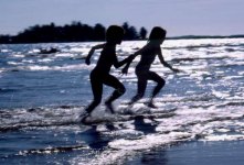 Persone: bimbi che corrono sul bagnasciuga