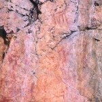 Graffiti sulla parete di roccia
