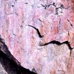 Graffiti sulla parete di roccia