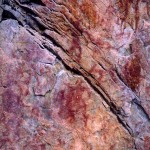 Graffiti sulla parete di roccia