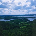 Paesaggio: panorama lago sinuoso tra boschi