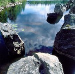 Paesaggio: roccia, lago, cielo riflesso