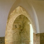 Chiesa: interno, scorcio tra archi acuti, affreschi