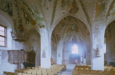 Chiesa: interno, archi acuti e affreschi