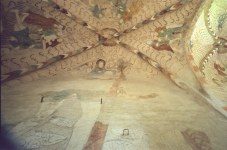 Chiesa: interno, archi acuti e affreschi