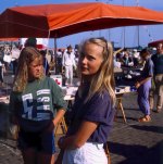 Persone: giovani ragazze, mercato