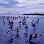 Paesaggio: moltitudine di windsurf, gara