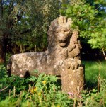 Cose: statua leonina in pietra, bosco