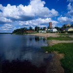 Paesaggio: lago, spiaggia, citta, cielo