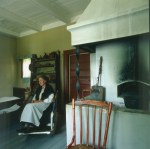 Museo: interno casa tipica, statua cera, sedia dondolo, caminetto