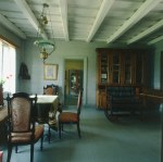 Museo: interno casa tipica, sedie, tavoli, soffitto travature
