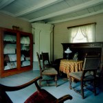 Museo: sedia dondolo, soggiorno, vetrinetta