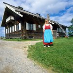 Museo: casa tipica, ragazza in costume tipico