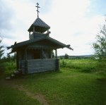 Chiesa: piccola, in legno, tra i prati