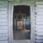 Chiesa, dettaglio: ingresso e scorcio interno