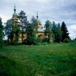 Chiesa in pietra: tra gli alberi