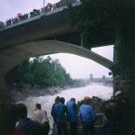 Paesaggio: rapide, persone, ponte calcestruzzo