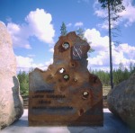 Monumento: lastra di acciaio perforata