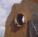Monumento: lastra di acciaio perforata