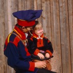 Persone: famiglia: padre, madre, bambino in costume lappone