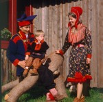 Persone: famiglia: padre, madre, bambino in costume lappone