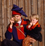 Persone: famiglia: padre, madre, bambino in costume lappone