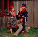 Persone: famiglia: padre, madre, bambino in costume lappone