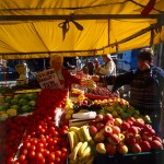 Persone: bancarella della frutta, mele, banane, pomodori