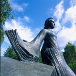Monumento: statua in bronzo, donna