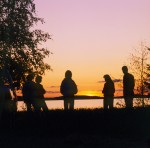 Persone: profili sul tramonto rosso
