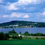 Paesaggio: prato, lago, citt, collina, cielo