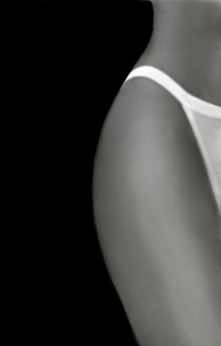 dettaglio: slip indossato-foto in bianco e nero