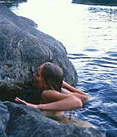 Tessa esce dall'acqua: rinasce
