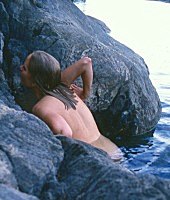 Tessa esce dall'acqua: rinasce
