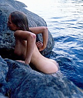 Tessa esce dall'acqua: rinasce